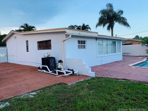 7898 173rd St, Hialeah FL  33015-3855 exterior