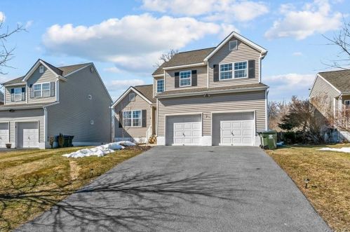 26 Woodfield Dr, Washingtonville, NY 10992-1142