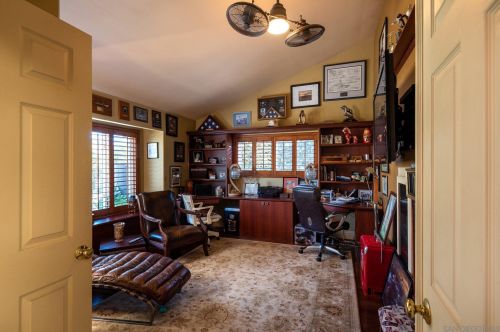 2562 Grandview St, San Diego CA 92110-1031 exterior