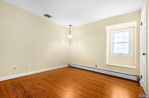 824 Norgate Dr, Ridgewood NJ 07450-2118 exterior