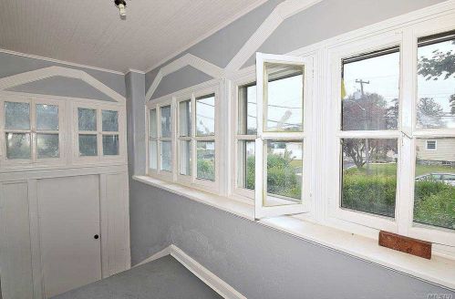 49 Gladys St, North Lindenhurst, NY 11757-1202