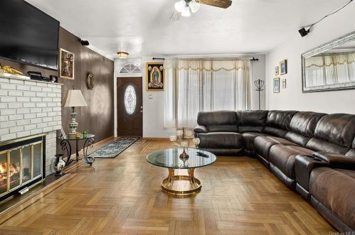 1955 Tomlinson Ave, Bronx, NY 10461-1323