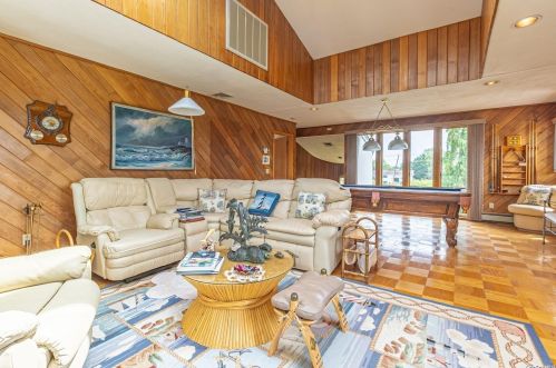 20 Cedar Ln, Babylon NY  11702-3809 exterior