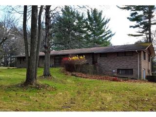 10121 Highland Dr, Cleveland, OH 44141-3326