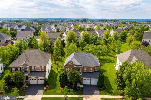 19277 Crk Fld Cir, Leesburg VA  20176-1621 exterior