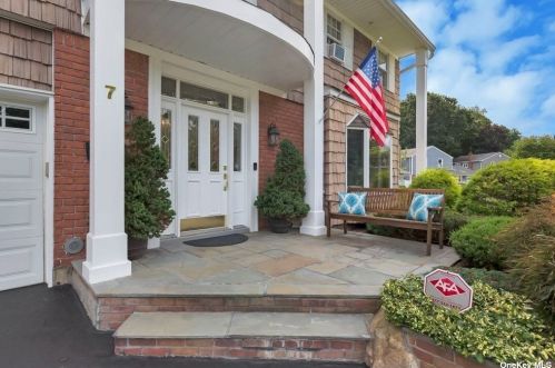 7 Cedar St, San Remo, NY 11754-1504