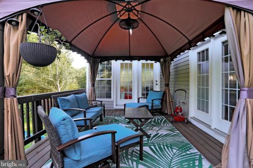 357 Locust Grove Dr, Purcellville VA  20132-3285 exterior