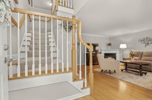 51 Redspire Ct, Bridgeport, CT 06611-5726