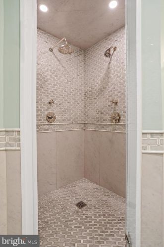 810 Hickory Vale Ln, Great Falls VA  22066-2810 exterior