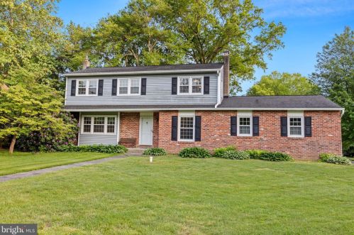 15 Colonial Ridge Dr, Yardley, PA 19067-3109