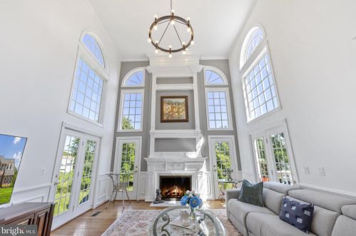 862 Forestville Meadows Dr, Great Falls, VA 22066-2438