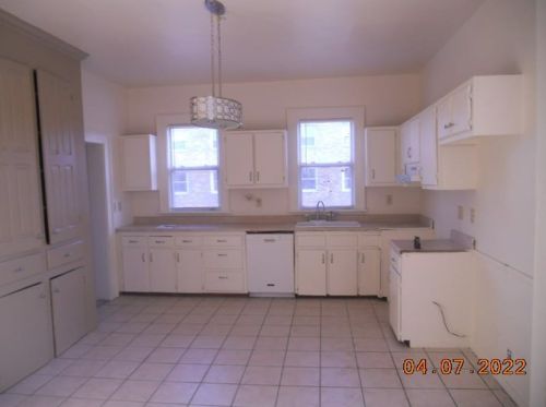 96 Elm Ave, Hermitage, PA 16146-2304