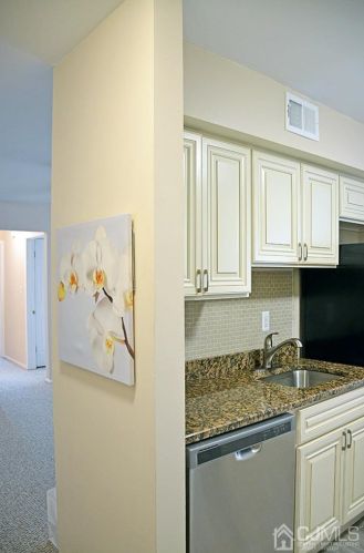 311 Green Hollow Dr, Iselin NJ  08830-2922 exterior
