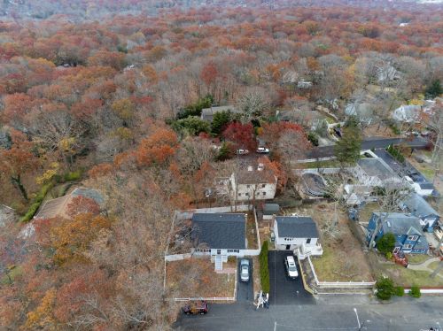 47 Manhasset Rd, Scotts Beach, NY 11789-2919