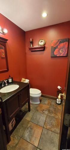 31 Evergreen Pl, Deer Park NY  11729-3720 exterior