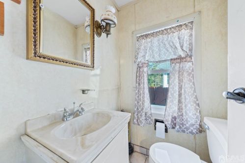 86 Freeman St, Woodbridge NJ  07095-3435 exterior