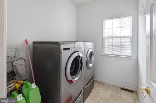 515 Florence Fields Ln, New Castle DE  19720-8752 exterior