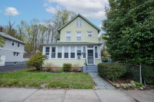 30 Riverside Dr, Airmont, NY 10901-5704