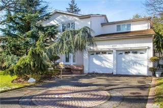 2043 Berfond Ct, North Merrick, NY 11566-4717
