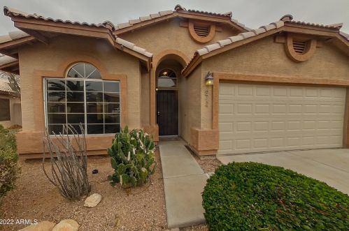 672 Golden St, Gilbert, AZ 85233-8207