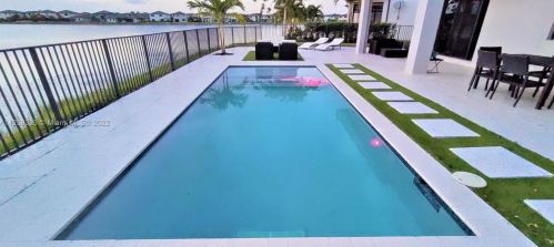 15800 88th Ave, Hialeah FL  33018-2019 exterior