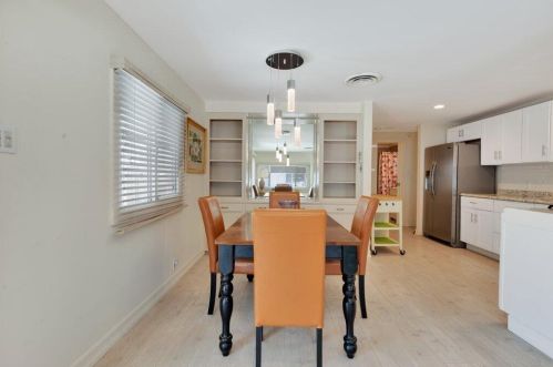 70 Santa Monica St, Palm Springs CA  92264-5257 exterior