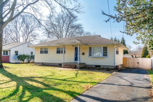 37 Fairway Dr, Yardley, PA 19067-1646
