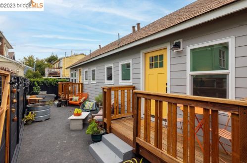 1058 56th St, Oakland CA 94608-2745 exterior