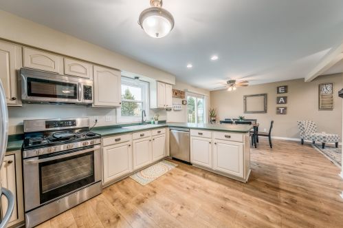 401 Brookstone Dr, Waterford, WI 53185-4265