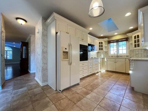 19 Cherry Blossom Ln, Bridgeport, CT 06611-2465