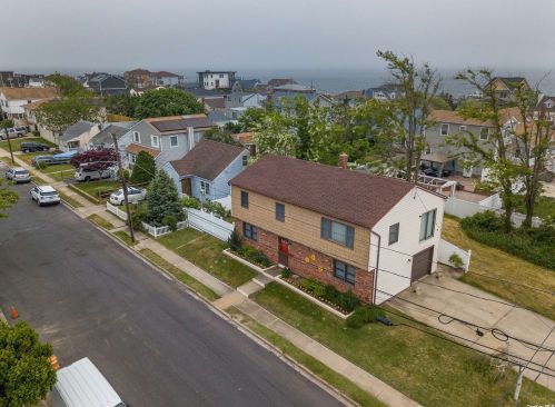85 Seacrest Ave, North Lindenhurst, NY 11757-6832