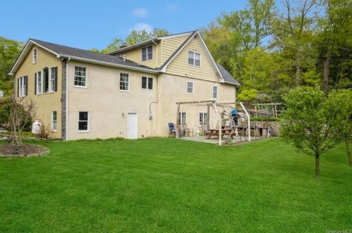 215 Croton Dam Rd, Crotonville NY  10562-2106 exterior