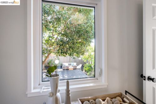 5937 Fremont St, Oakland CA 94608-2217 exterior