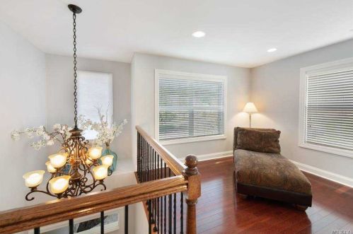 33 Concerto Ct, Eastport NY  11941-1628 exterior