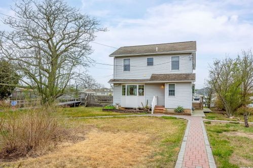 841 Canal St, North Lindenhurst, NY 11757-6225