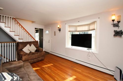 109 Shawmut Ave, North Haven, CT 06473-2627