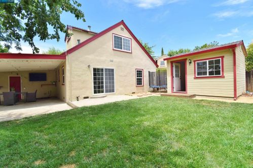 4066 Kensington Dr, Concord CA  94521-3333 exterior