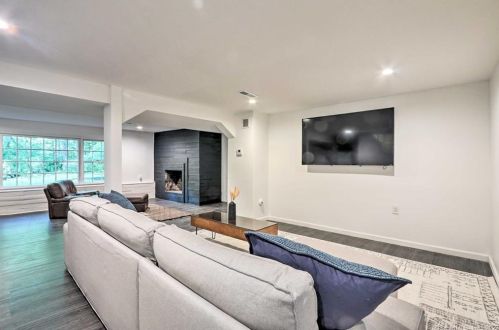 8 Tulip Tree Ln, Norwalk CT  06851-1409 exterior