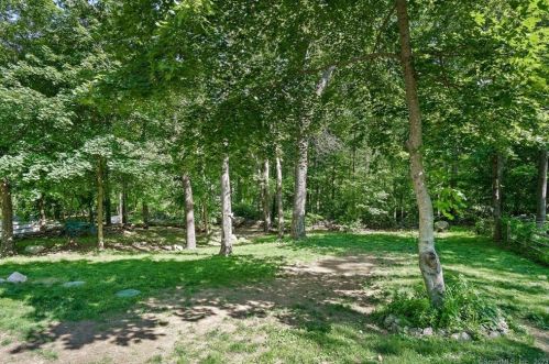 6 East Dr, Gales Ferry CT  06335-1610 exterior