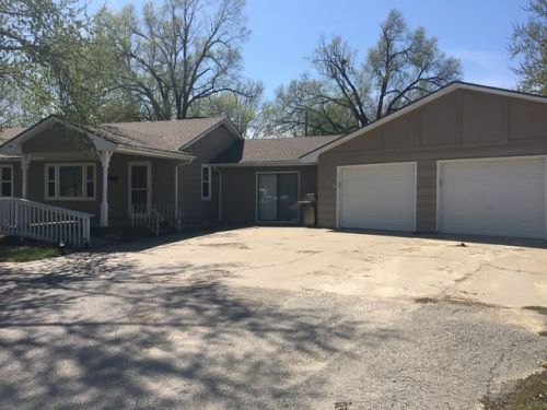 327 2nd St, Osage City, KS 66523-1406