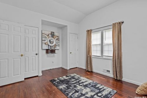 11 Lincoln Ave, Wheatley Heights NY  11798-4201 exterior