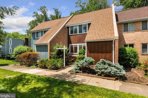 11160 Forest Edge Dr, Herndon, VA 20190-4028