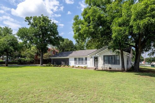 1112 Cypress St, Graham, TX 76450-3831
