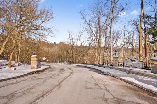 10 Gloucester Ct, Oakmont, PA 15139-1171