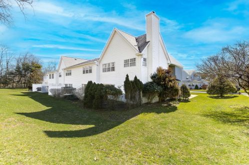 174 Thomas Ln, Strongs Neck, NY 11733-3481