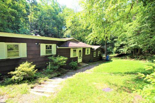 36 Tamarack Rd, Andover, NJ 07821-3933