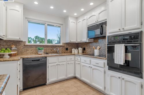 165 Sierra Dr, West Pittsburg, CA 94565-5938