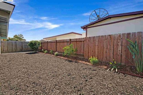 27065 Portsmouth Ave, Hayward CA 94545-3324 exterior