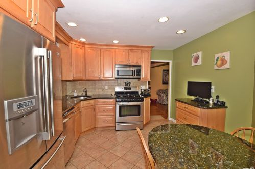 418 Walker St, Babylon NY  11704-3017 exterior