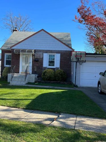 1910 Stewart Ave, New Hyde Park NY  11040-1626 exterior